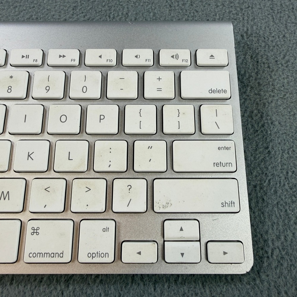 Apple Wireless Keyboard A1314 Bluetooth Silver Aluminum White Keys Tested - Picture 2 of 8